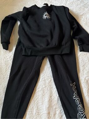 Reebok Logo Black Joggers and Romwe Sweatshirt Set